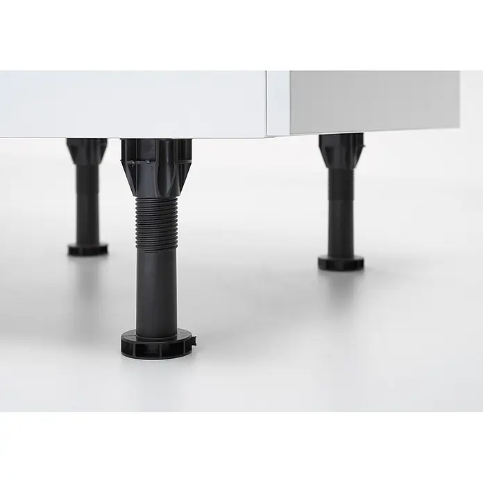 Optifit Küchenleerblock Bengt932 - Breite: 210 cm, Weiß, Ohne Elektrogeräte - Schwarze, verstellbare Kunststoffmöbelfüße unter einem weißen Schrank.