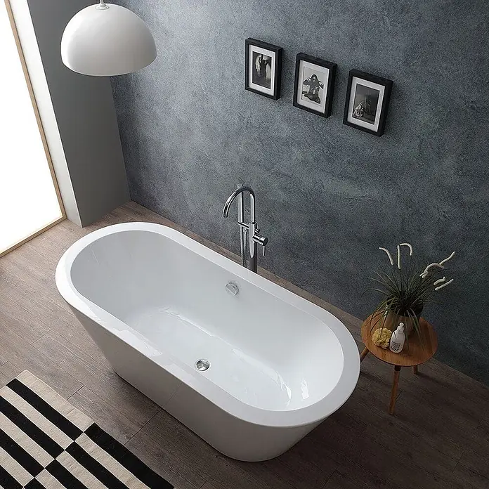 Kiamami Valentina Freistehende Badewanne - L x B: 1.700 x 750 cm, ABS-Kunststoff und Acryl, Weiß - Weiße freistehende Badewanne mit bodenstehender Chromarmatur in einem modernen Badezimmer.