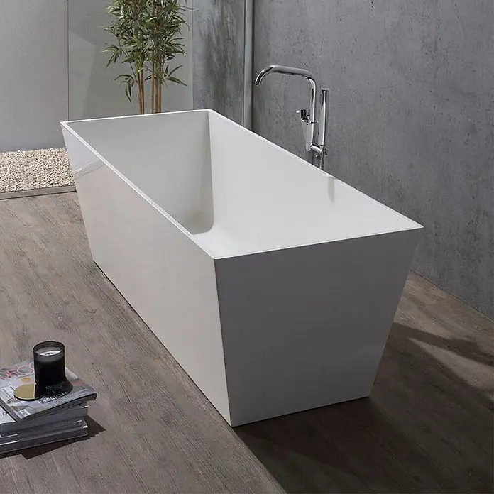 Kiamami Valentina Freistehende Badewanne - L x B: 1.590 x 650 cm, ABS-Kunststoff und Acryl, Weiß - Weiße, moderne freistehende Badewanne in einem Badezimmerambiente.