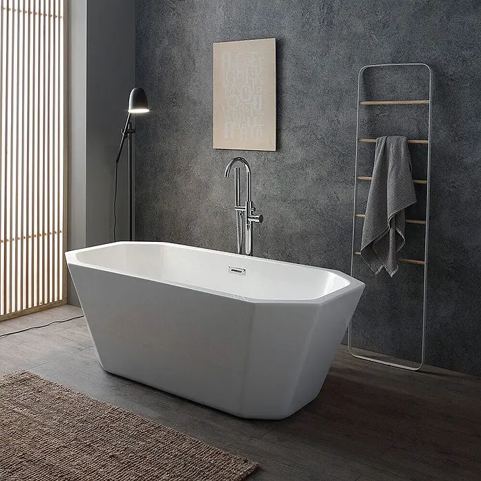 Kiamami Valentina Freistehende Badewanne - L x B: 1.610 x 740 cm, ABS-Kunststoff und Acryl, Weiß - Weiße freistehende Badewanne mit facettiertem Design und bodenstehender Chromarmatur.