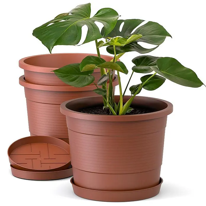 Plastard Pflanztopf Terra 3er Set Ø54 cm mit Untersetzer Terrakotta – Blumentopf - Außenmaß (Ø x H): 54 x 45,5 cm, Kunststoff, Terrakotta - Braune Kunststoff-Pflanzgefäße mit Rillenstruktur und passenden Untersetzern, eines mit Monstera-Pflanze.