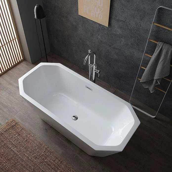 Kiamami Valentina Freistehende Badewanne - L x B: 1.610 x 740 cm, ABS-Kunststoff und Acryl, Weiß - Weiße, achteckige freistehende Badewanne mit bodenstehender Chromarmatur in einem modernen Badezimmer.