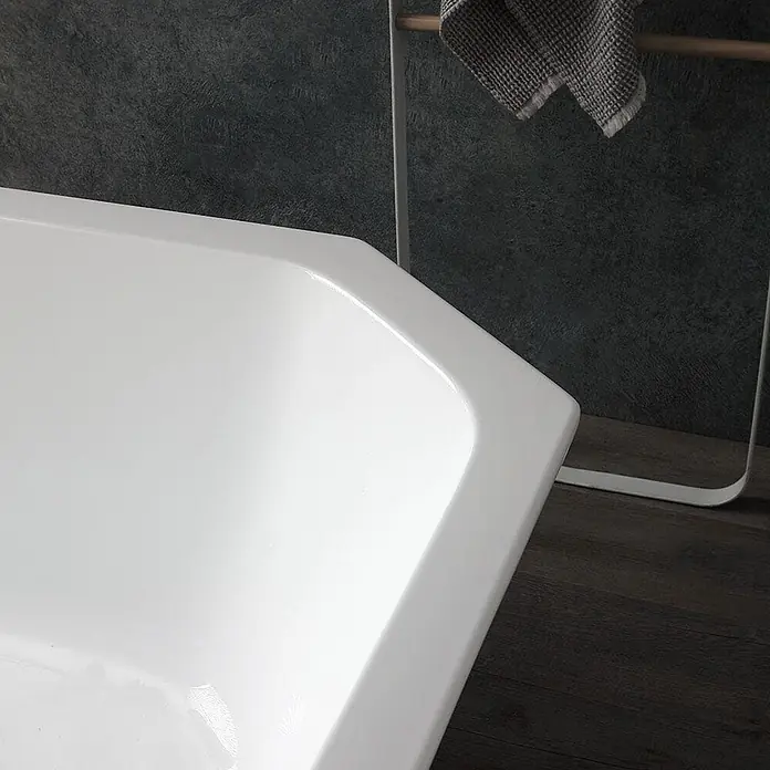 Kiamami Valentina Freistehende Badewanne - L x B: 1.610 x 740 cm, ABS-Kunststoff und Acryl, Weiß - Nahaufnahme einer glänzenden weißen, eckigen Badewanne in einem modernen Bad mit dunklen Wänden und Holzfußboden.
