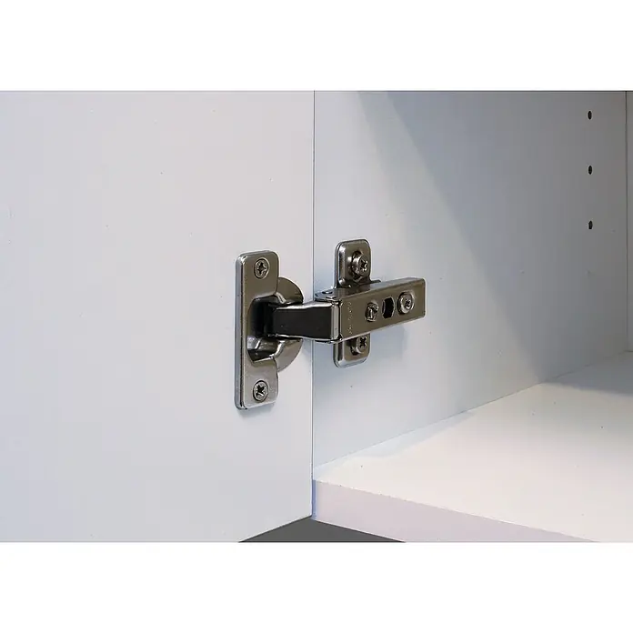 Optifit Küchenleerblock Bengt932 - Breite: 210 cm, Weiß, Ohne Elektrogeräte - Scharnier aus silbernem Metall mit Kreuzschlitzschrauben, an einer weißen Schranktür und dem Innenrahmen befestigt.
