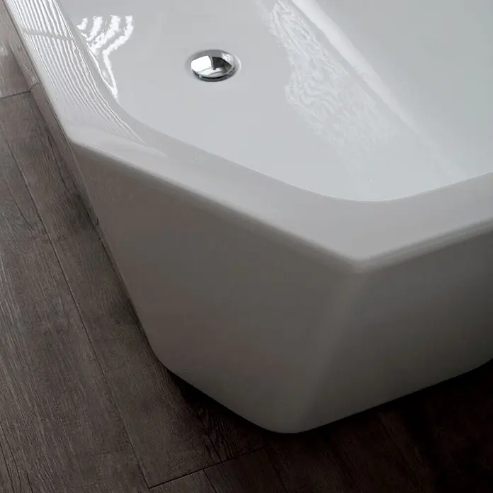 Kiamami Valentina Freistehende Badewanne - L x B: 1.610 x 740 cm, ABS-Kunststoff und Acryl, Weiß - Weißglänzende, rechteckige Badewanne oder Duschwanne mit Chromablauf, auf dunklem Holzfußboden installiert.