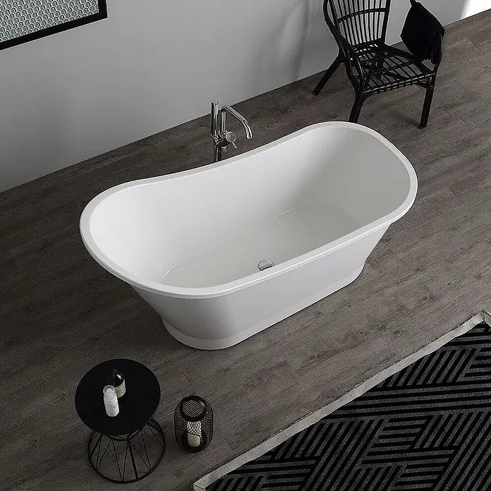 Kiamami Valentina Freistehende Badewanne - L x B: 1.590 x 490 cm, ABS-Kunststoff und Acryl, Weiß - Weiße freistehende Badewanne mit bodenstehendem Wasserhahn in modernem Badezimmer.