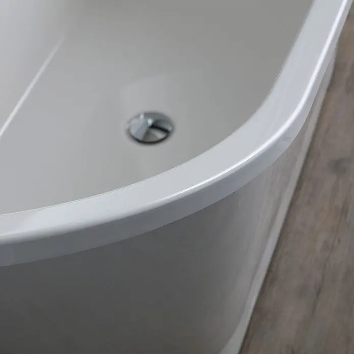 Kiamami Valentina Freistehende Badewanne - L x B: 1.590 x 490 cm, ABS-Kunststoff und Acryl, Weiß - Weißes Wanneninterieur mit Chromablauf, glattem Rand und Holzboden im Hintergrund.