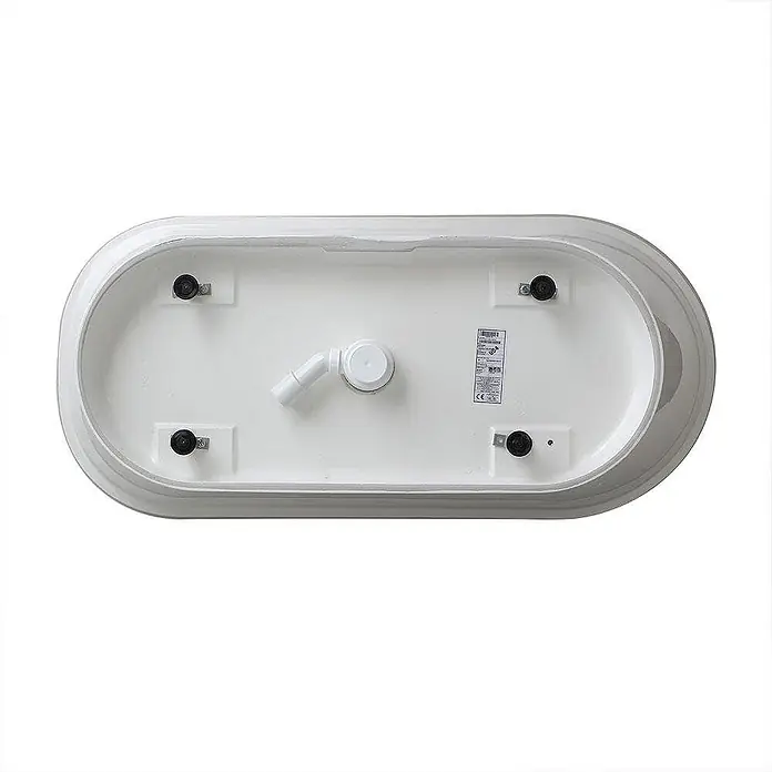Kiamami Valentina Freistehende Badewanne - L x B: 1.590 x 490 cm, ABS-Kunststoff und Acryl, Weiß - Unterseite einer weißen ovalen Badewanne mit zentralem Abflussrohr und vier schwarzen Stützfüßen.
