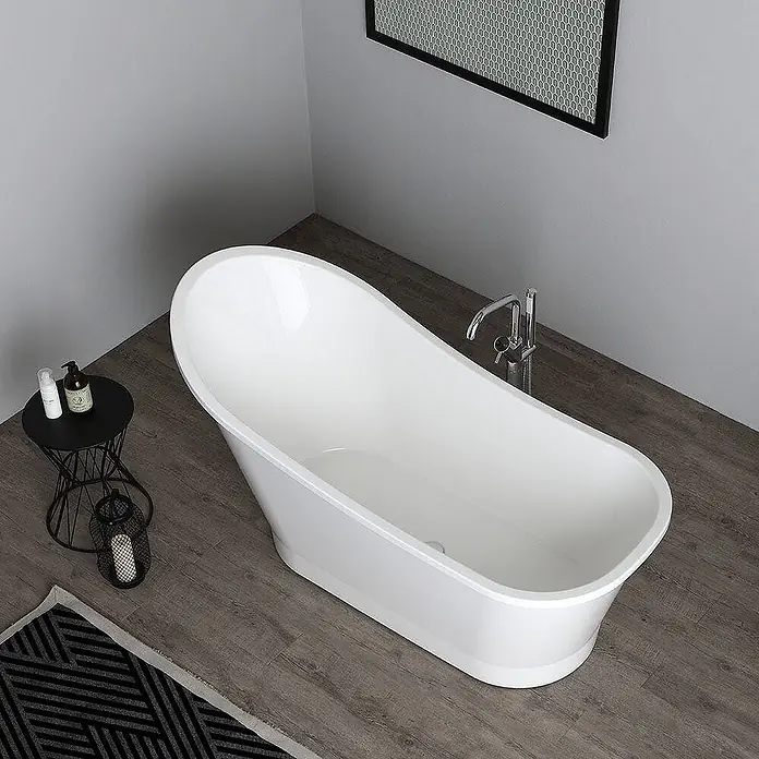 Kiamami Valentina Freistehende Badewanne - L x B: 1.590 x 490 cm, ABS-Kunststoff und Acryl, Weiß - Weiße freistehende ovale Badewanne in einem modernen Badezimmer mit Holzfußboden.