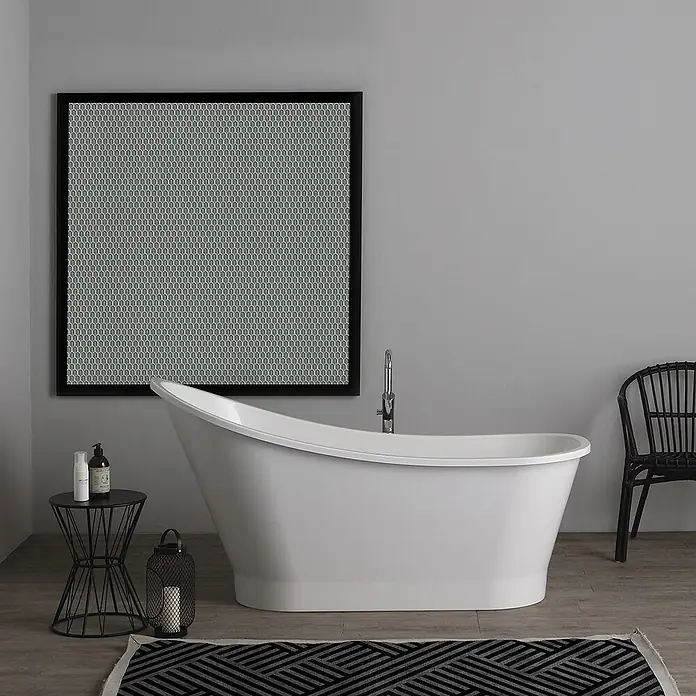 Kiamami Valentina Freistehende Badewanne - L x B: 1.590 x 490 cm, ABS-Kunststoff und Acryl, Weiß - Weiße freistehende Badewanne mit schlankem Design in einem modernen Badezimmer.