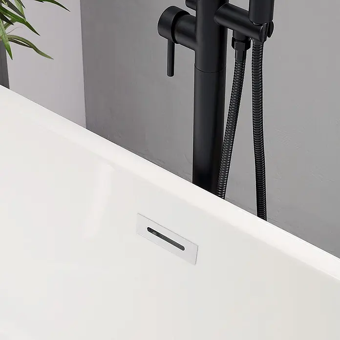 Kiamami Valentina Freistehende Badewanne - L x B: 1.800 x 800 cm, ABS-Kunststoff und Acryl, Weiß - Weiße Badewanne mit rechteckigem Überlauf und schwarzer Standarmatur.