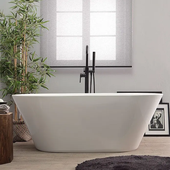 Kiamami Valentina Freistehende Badewanne - L x B: 1.800 x 800 cm, ABS-Kunststoff und Acryl, Weiß - Weiße freistehende Badewanne in modernem Design, platziert in einem modernen Badezimmer mit schwarzer Standarmatur.