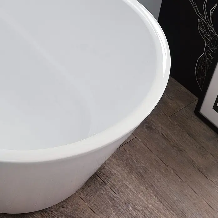 Kiamami Valentina Freistehende Badewanne - L x B: 1.800 x 800 cm, ABS-Kunststoff und Acryl, Weiß - Weiße, glänzende freistehende Badewanne, teilweise mit Wasser gefüllt, auf Holzboden.