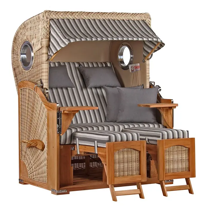 Mr. Deko Strandstuhl Strandkorb Düne Bullauge Teak PE Shell Dessin 545 - Teakholz. Polyrattan, Rückenlehne verstellbar, PE Shell, B x T x H: 125 x 80 x 170 cm - Strandkorb aus Korbgeflecht und Holz, zweisitzig, mit gestreiften Polstern, grauen Kissen, Bullaugen und ausklappbaren Fußstützen.