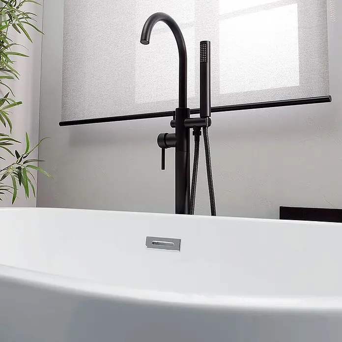 Kiamami Valentina Freistehende Badewanne - L x B: 1.500 x 730 cm, ABS-Kunststoff und Acryl, Weiß - Mattschwarze freistehende Badewannenarmatur mit Handbrause, neben einer weißen Wanne in einem modernen Bad.