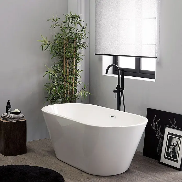 Kiamami Valentina Freistehende Badewanne - L x B: 1.800 x 800 cm, ABS-Kunststoff und Acryl, Weiß - Weiße freistehende Badewanne in einem modernen Badezimmer mit schwarzer Standarmatur.