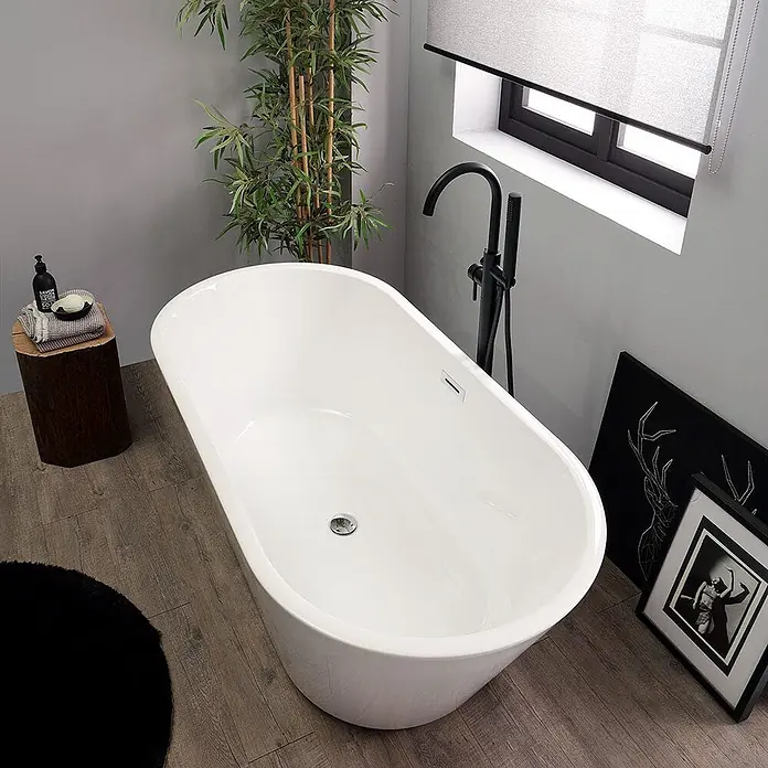 Kiamami Valentina Freistehende Badewanne - L x B: 1.800 x 800 cm, ABS-Kunststoff und Acryl, Weiß - Weiße freistehende Badewanne in einem modernen Badezimmer mit schwarzen Armaturen, schlankes, ovales Design.