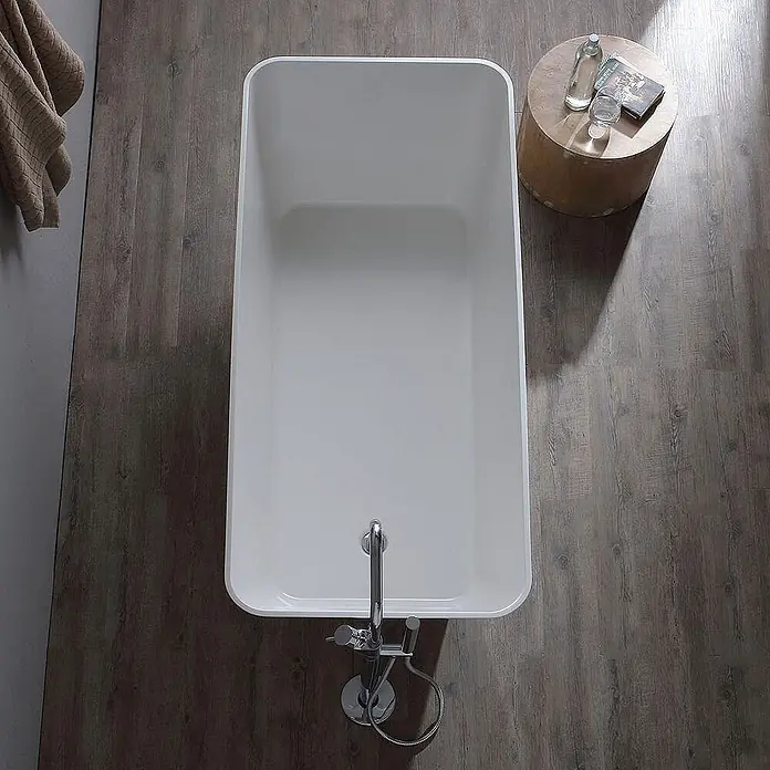 Kiamami Valentina Freistehende Badewanne - L x B: 1.590 x 705 cm, ABS-Kunststoff und Acryl, Weiß - Weiße, rechteckige, freistehende Badewanne mit abgerundeten Ecken und einer verchromten Standarmatur, von oben in einem Badezimmer.