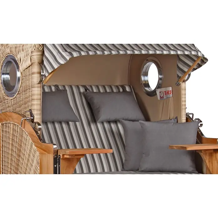 Mr. Deko Strandstuhl Strandkorb Düne Bullauge Teak PE Shell Dessin 545 - Teakholz. Polyrattan, Rückenlehne verstellbar, PE Shell, B x T x H: 125 x 80 x 170 cm - Innenansicht eines Strandkorbs aus Korbgeflecht und Holz, mit gestreiften Polstern, grauen Kissen und zwei Bullaugen.