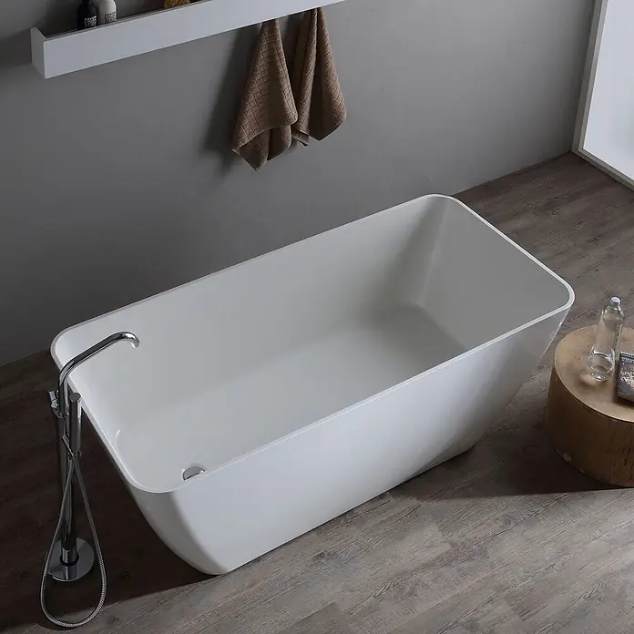 Kiamami Valentina Freistehende Badewanne - L x B: 1.590 x 705 cm, ABS-Kunststoff und Acryl, Weiß - Weiße freistehende Badewanne mit elegantem, bodenmontiertem Chrom-Wasserhahn in einem modernen Badezimmer.