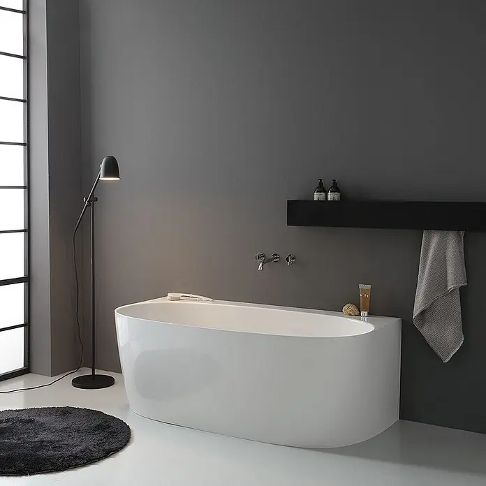 Kiamami Valentina Freistehende Badewanne - L x B: 1.580 x 860 cm, ABS-Kunststoff und Acryl, Weiß - Weiße freistehende Badewanne in einem modernen Badezimmer, schlicht und minimalistisch.