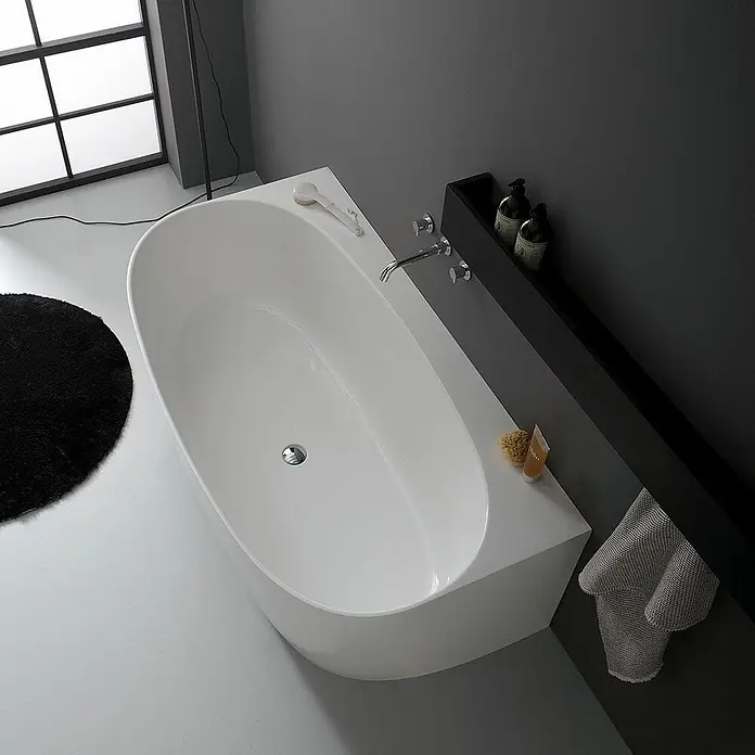 Kiamami Valentina Freistehende Badewanne - L x B: 1.580 x 860 cm, ABS-Kunststoff und Acryl, Weiß - Weiße ovale freistehende Badewanne in modernem, schlankem Design, in einem zeitgenössischen Badezimmer.