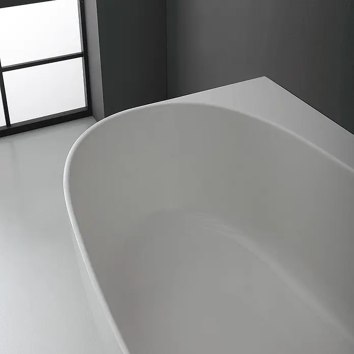 Kiamami Valentina Freistehende Badewanne - L x B: 1.580 x 860 cm, ABS-Kunststoff und Acryl, Weiß - Weiße, elegante Badewanne mit glatter Oberfläche in einem modernen Badezimmer.