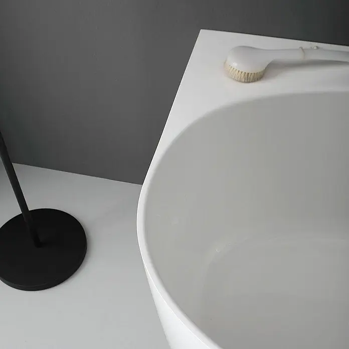 Kiamami Valentina Freistehende Badewanne - L x B: 1.580 x 860 cm, ABS-Kunststoff und Acryl, Weiß - Elegantes weißes Waschbecken mit weißer Reinigungsbürste und schwarzem Ständer.