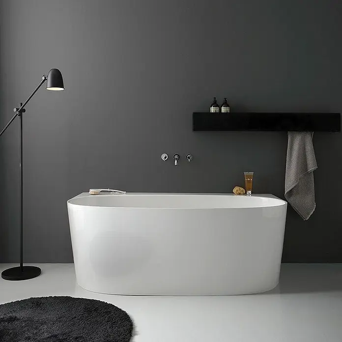 Kiamami Valentina Freistehende Badewanne - L x B: 1.580 x 860 cm, ABS-Kunststoff und Acryl, Weiß - Elegante weiße freistehende Badewanne in einem minimalistischen Badezimmer.