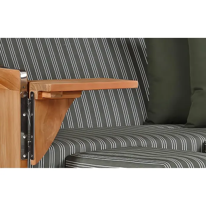 Mr. Deko Strandstuhl Strandkorb Düne Bullauge Teak PE Shell Dessin 504 - Teakholz. Polyrattan, Rückenlehne verstellbar, PE Shell, B x T x H: 125 x 80 x 170 cm - Klappbarer Holztisch an Gartenstuhl mit gestreiften Kissen und grünen Polstern.