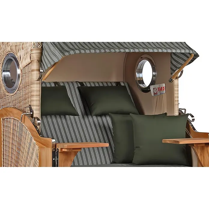 Mr. Deko Strandstuhl Strandkorb Düne Bullauge Teak PE Shell Dessin 504 - Teakholz. Polyrattan, Rückenlehne verstellbar, PE Shell, B x T x H: 125 x 80 x 170 cm - Strandkorb aus Korbgeflecht mit dunkelgrünen Kissen, gestreiftem Interieur, Holztischen und zwei runden Bullaugen.
