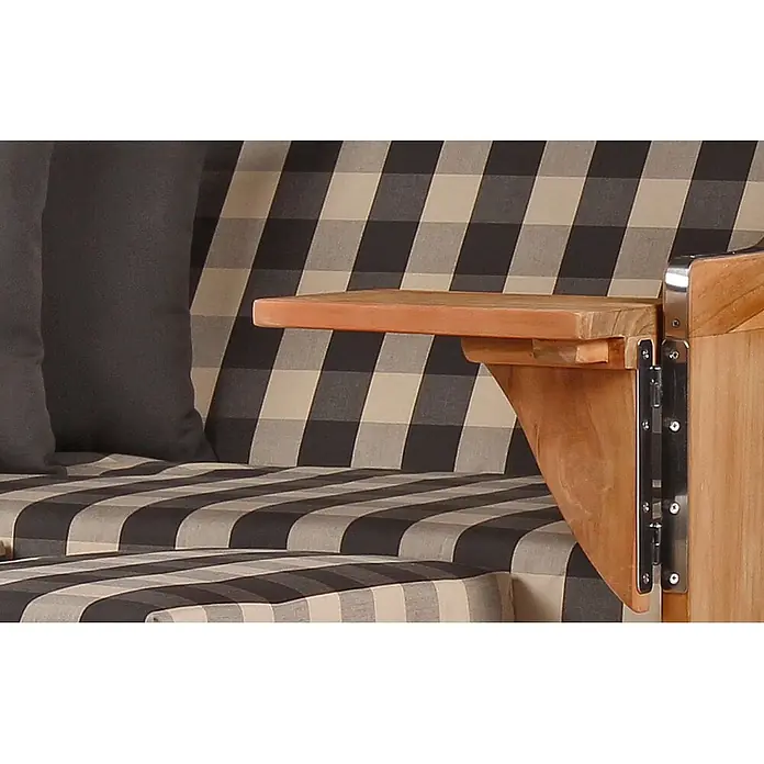 Mr. Deko Strandstuhl Strandkorb Düne - Teakholz. Polyrattan, Rückenlehne verstellbar, PE Shell, B x T x H: 125 x 80 x 170 cm - Holzklapparmlehne an einem Stuhl mit Stoffkissen befestigt.