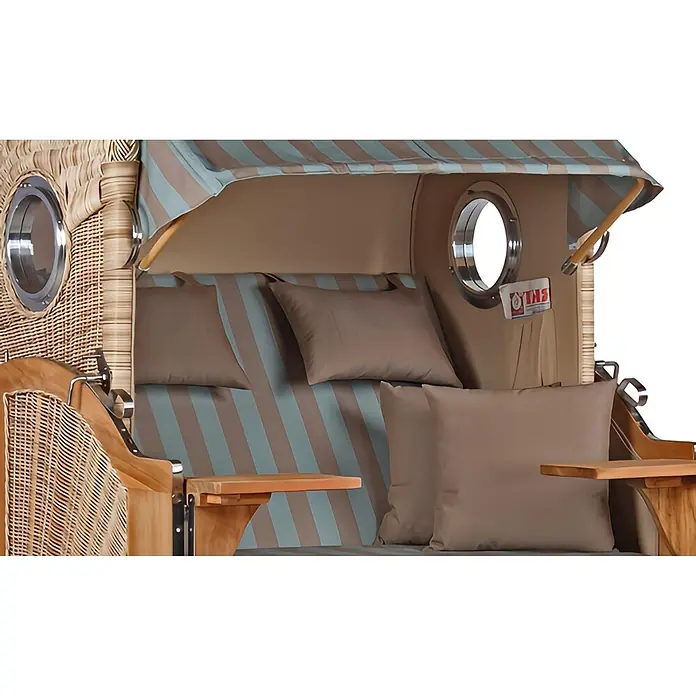 Mr. Deko Strandstuhl Strandkorb Düne - Teakholz. Polyrattan, Rückenlehne verstellbar, PE Shell, B x T x H: 125 x 80 x 170 cm - Geflochtener Strandkorb aus Korb und Holz mit gestreiftem Stoff in Beige und Hellblau sowie bequemen beigefarbenen Kissen.
