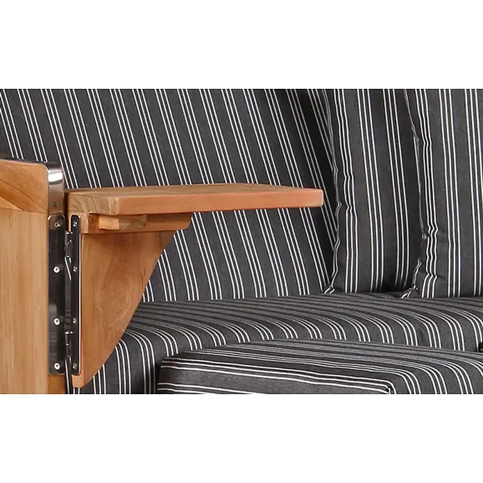 Mr. Deko Strandstuhl Strandkorb Düne Bullauge Teak PE Shell Dessin 500 - Teakholz. Polyrattan, Rückenlehne verstellbar, PE Shell, B x T x H: 125 x 80 x 170 cm - Hölzerner Armlehnentisch mit Metallscharnieren, befestigt an einem Stuhl mit gestreiften Kissen.