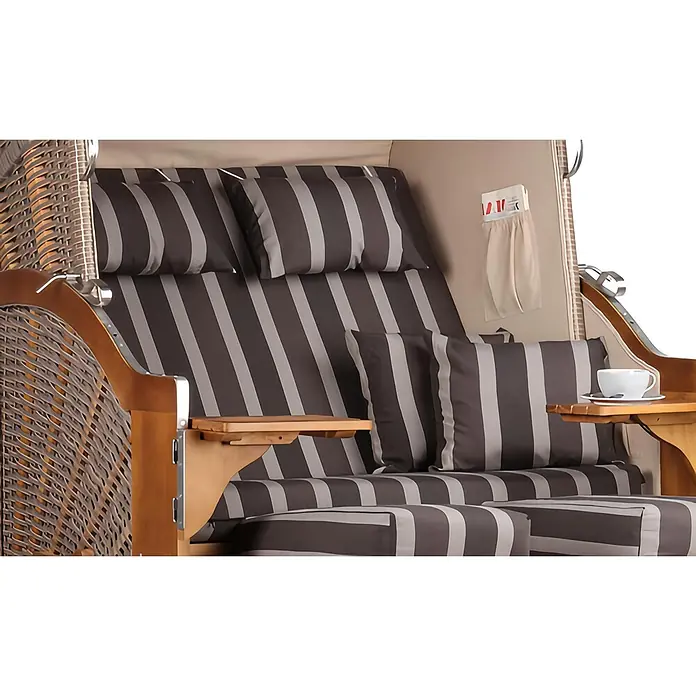 Bene Living Strandstuhl Strandkorb Schleswig Pinie Braun PE Mokka Dessin 554 - 1 Stk., Pinienholz. Polyrattan, Rückenlehne verstellbar, PE Mokka - Innenansicht eines Strandkorbs mit braun-grau gestreiften Polstern, Holzarmlehnen und einer Tasse auf dem Beistelltisch.