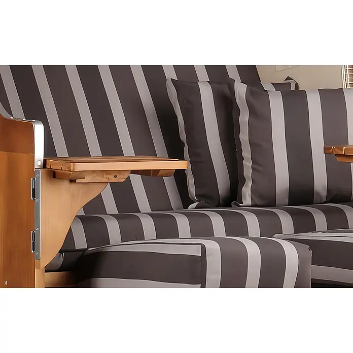Bene Living Strandstuhl Strandkorb Schleswig Pinie Braun PE Mokka Dessin 554 - 1 Stk., Pinienholz. Polyrattan, Rückenlehne verstellbar, PE Mokka - Gestreiftes Outdoor-Sofa mit dunkelgrauen und hellgrauen Kissen, mit hölzernen Armlehnen und integrierten Beistelltischen.