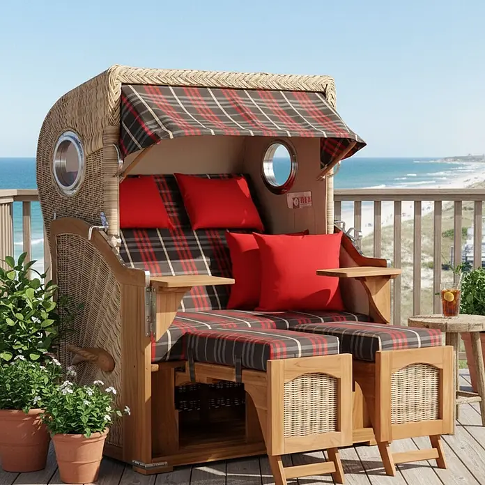 Mr. Deko Strandstuhl Strandkorb Düne Bullauge Teak PE Shell Dessin 529 - Teakholz. Polyrattan, Rückenlehne verstellbar, PE Shell, B x T x H: 125 x 80 x 170 cm - Geflochtener Strandkorb mit roten und karierten Polstern auf einer Terrasse mit Meerblick. Mit Holzrahmen und ausziehbaren Fußstützen.