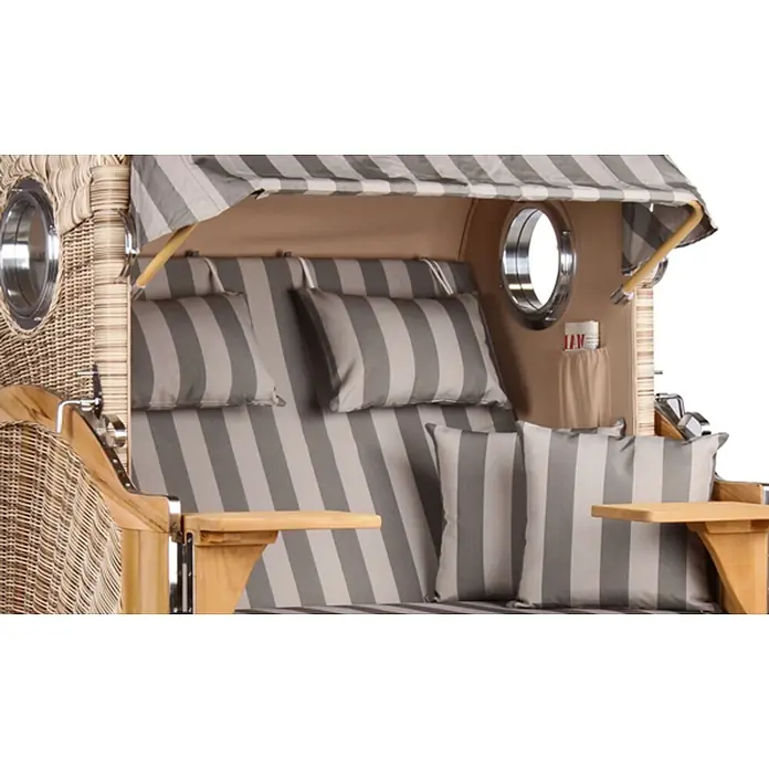 Mr. Deko Strandstuhl Strandkorb Düne Bullauge Teak PE Shell Dessin 537 - Teakholz. Polyrattan, Rückenlehne verstellbar, PE Shell, B x T x H: 125 x 80 x 170 cm - Geflochtener Strandkorb mit grau-weiß gestreiften Polstern und Verdeck, ausgestattet mit Holztischen und runden Bullaugenfenstern.