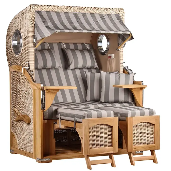 Mr. Deko Strandstuhl Strandkorb Düne Bullauge Teak PE Shell Dessin 537 - Teakholz. Polyrattan, Rückenlehne verstellbar, PE Shell, B x T x H: 125 x 80 x 170 cm - Strandkorb aus Korbgeflecht und Holz mit grau-weiß gestreiften Kissen, Verdeck, Bullaugen und verstellbaren Fußstützen.