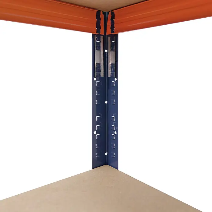shelfplaza Schwerlastregal PRO - H x B x T: 155 x 70 x 50 cm, Traglast pro Boden: 200 kg, Anzahl Böden: 5 Stk., Stecken, blau-orange - Nahaufnahme einer blauen Regalecke mit orangen Trägern und beigen Fachböden, die die Steckmontage zeigt.
