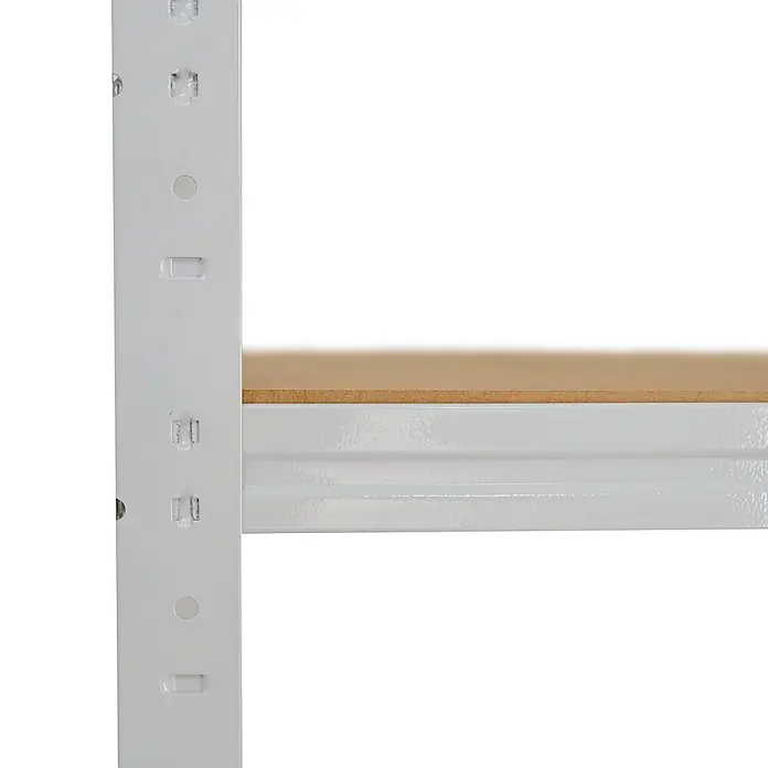 shelfplaza Schwerlastregal OFFICE - H x B x T: 100 x 110 x 60 cm, Traglast pro Boden: 175 kg, Stecken, lichtgrau - Nahaufnahme eines weißen Metall-Regalpfostens mit verstellbaren Schlitzen, der ein hellbraunes Holzregal trägt.