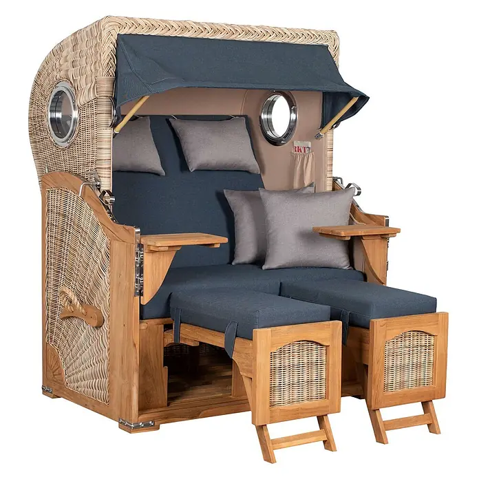 Mr. Deko Strandstuhl Strandkorb Düne Bullauge Teak PE Shell Dessin 593 - Teakholz. Polyrattan, Rückenlehne verstellbar, PE Shell, B x T x H: 125 x 80 x 170 cm - Strandkorb aus Korbgeflecht und Holz mit blauen Polstern, grauen Kissen, Bullaugen und ausziehbaren Fußteilen.