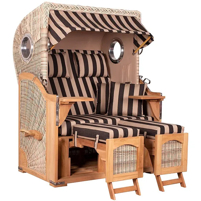 Mr. Deko Strandstuhl Strandkorb Düne - Teakholz. Polyrattan, Rückenlehne verstellbar, PE Shell, B x T x H: 125 x 80 x 170 cm - Heller Strandkorb aus Korbgeflecht und Holz mit gestreiften Polstern in Beige und Dunkelbraun, zwei Sitzen und ausziehbaren Fußstützen.