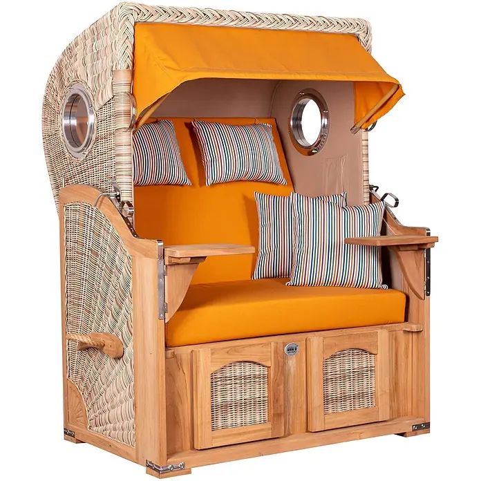 Mr. Deko Strandstuhl Strandkorb Düne Bullauge Teak PE Shell Dessin 586 - Teakholz. Polyrattan, Rückenlehne verstellbar, PE Shell, B x T x H: 125 x 80 x 170 cm - Geflochtener Strandkorb aus Holz mit orangefarbenen Kissen, gestreiften Polstern und Bullaugen.