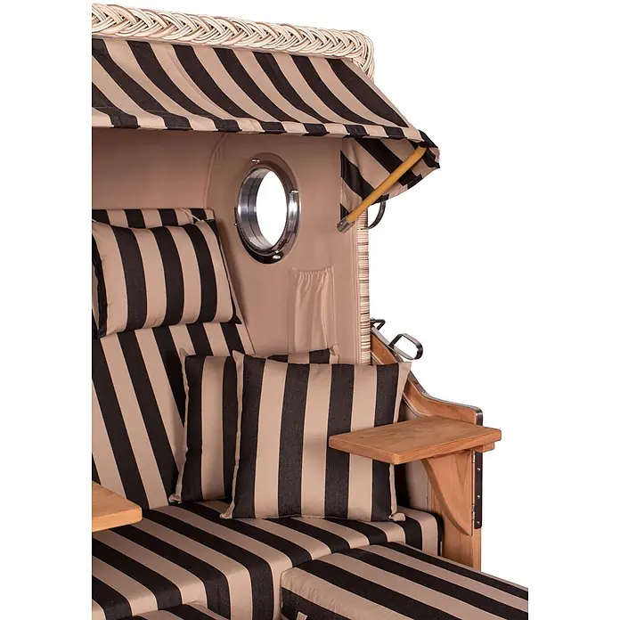 Mr. Deko Strandstuhl Strandkorb Düne - Teakholz. Polyrattan, Rückenlehne verstellbar, PE Shell, B x T x H: 125 x 80 x 170 cm - Bequemer Strandkorb mit schwarz-beigefarbenen gestreiften Polstern, Weidengeflecht, Bullauge und hölzernen Beistelltischen.