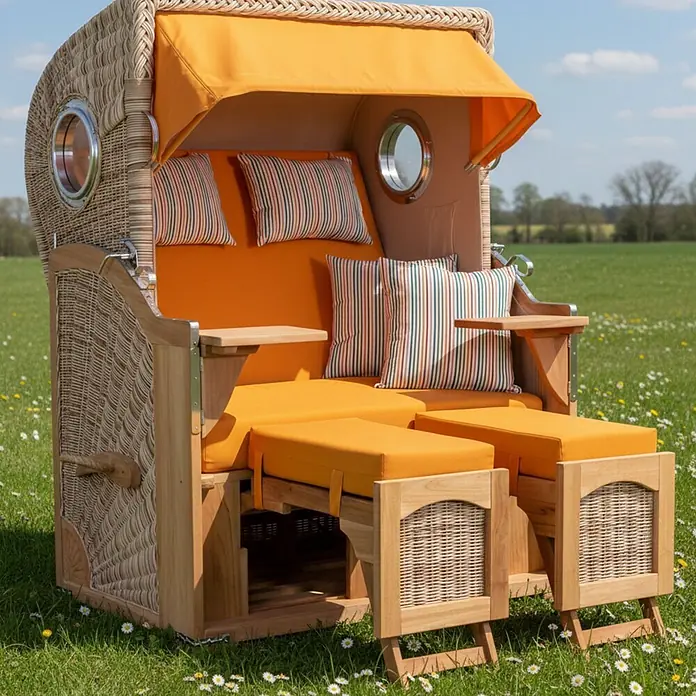 Mr. Deko Strandstuhl Strandkorb Düne Bullauge Teak PE Shell Dessin 586 - Teakholz. Polyrattan, Rückenlehne verstellbar, PE Shell, B x T x H: 125 x 80 x 170 cm - Outdoor Strandkorb aus Korb und Holz mit orangefarbenen Polstern, gestreiften Kissen und ausziehbaren Fußstützen.
