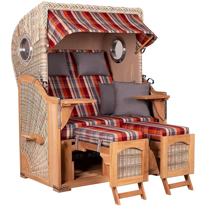Mr. Deko Strandstuhl Strandkorb Düne Bullauge Teak PE Shell Dessin 584 - Teakholz. Polyrattan, Rückenlehne verstellbar, PE Shell, B x T x H: 125 x 80 x 170 cm - Strandkorb aus Korbgeflecht mit Holzrahmen, rot-orange karierten Polstern, grauen Kissen und ausziehbaren Fußteilen.