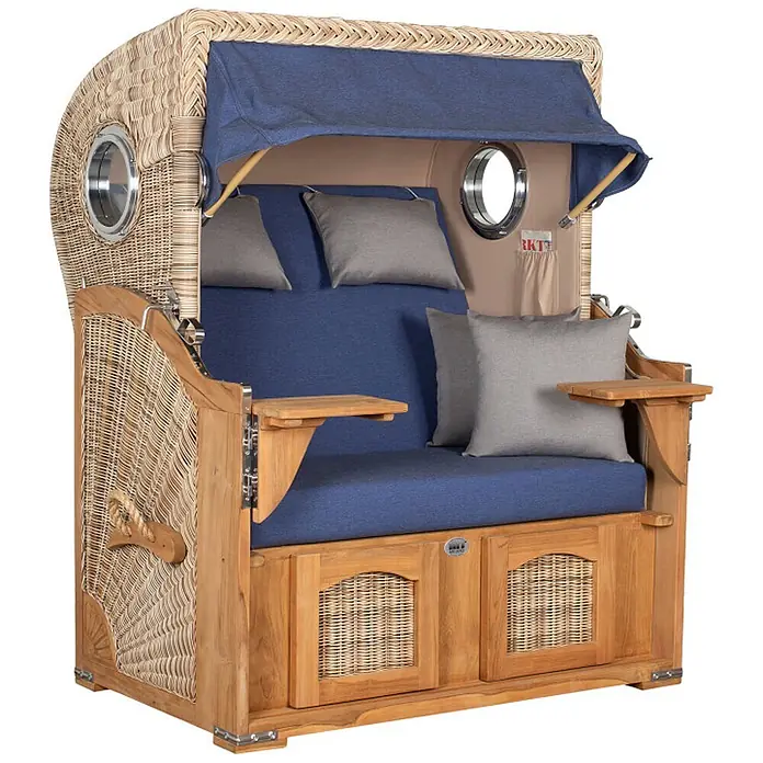 Mr. Deko Strandstuhl Strandkorb Düne - Teakholz. Polyrattan, Rückenlehne verstellbar, PE Shell, B x T x H: 125 x 80 x 170 cm - Strandkorb aus Korbgeflecht und Holz mit blauen Polstern, grauen Kissen, Bullaugen und ausklappbaren Tischen.