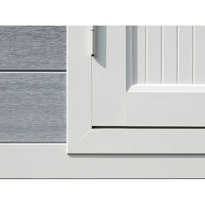 Fjordholz Gartenhaus Ligno White 8,4 m² - Außenmaß inkl. Dachüberstand (B x T): 290 x 290 cm, Aluminium, Grau / Weiß - Weißer Paneel-Fensterladen mit sichtbarem Scharnier, geschlossen an einer strukturierten grauen Verkleidung.