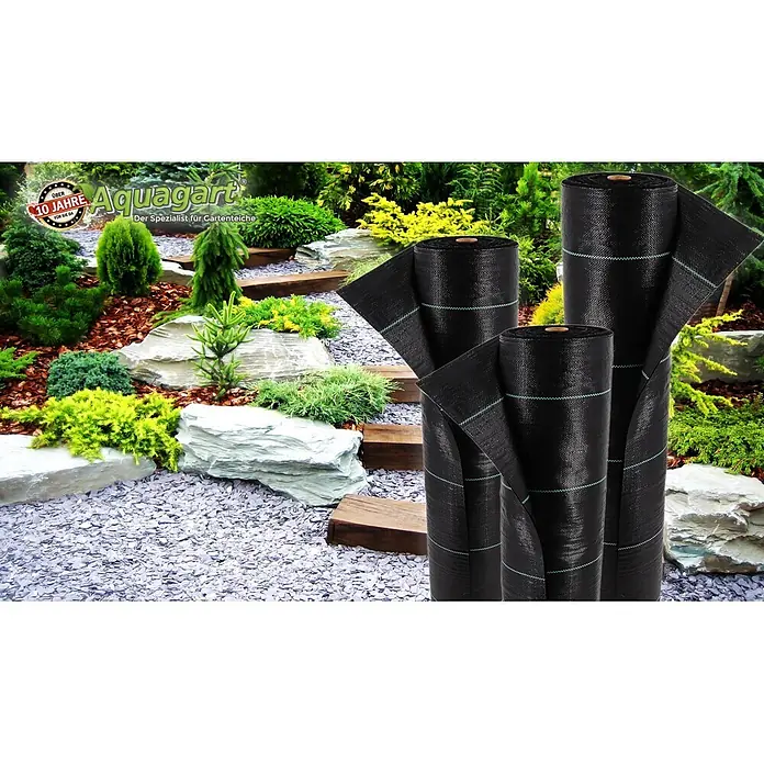 Aquagart Bodenschutzvlies 60m 100 2m Bodengewebe Unkrautfolie -  - Rollen aus schwarzem Unkrautvlies mit grünem Raster, präsentiert in einer Gartenlandschaft.